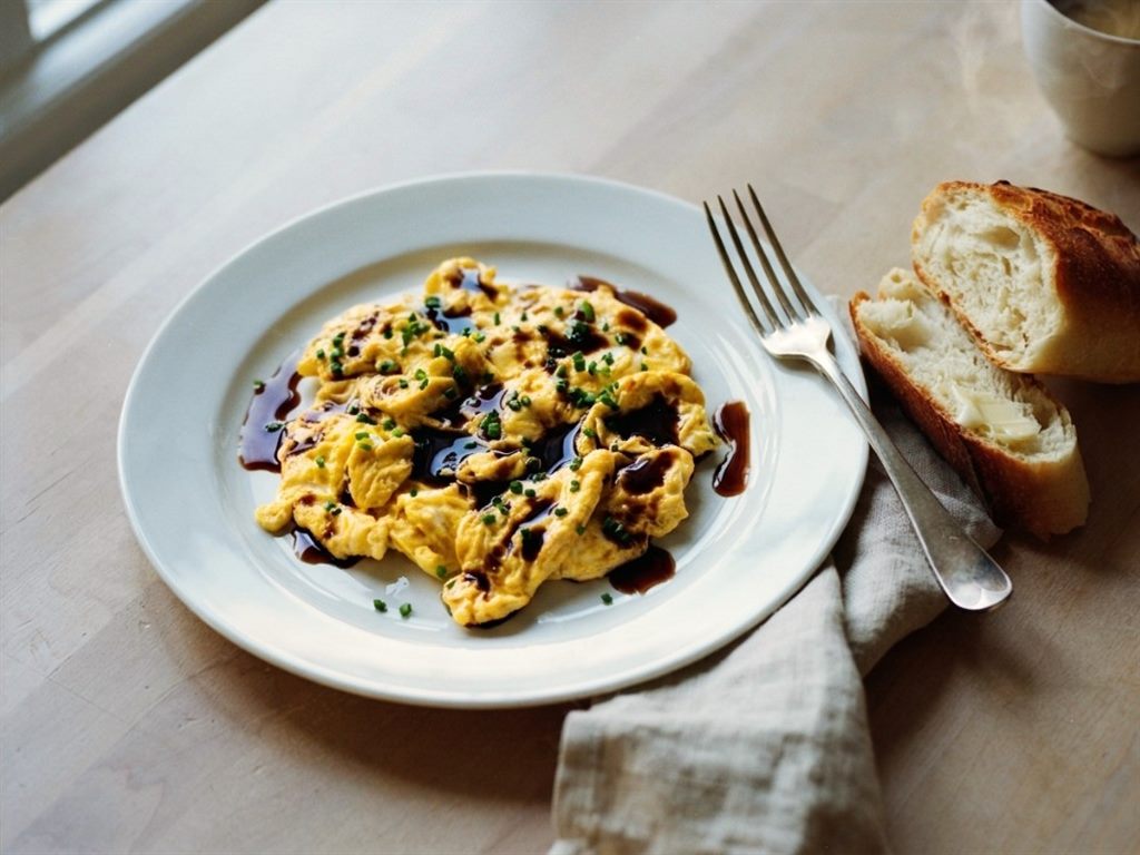 Scrambled eggs with chives and dark oil